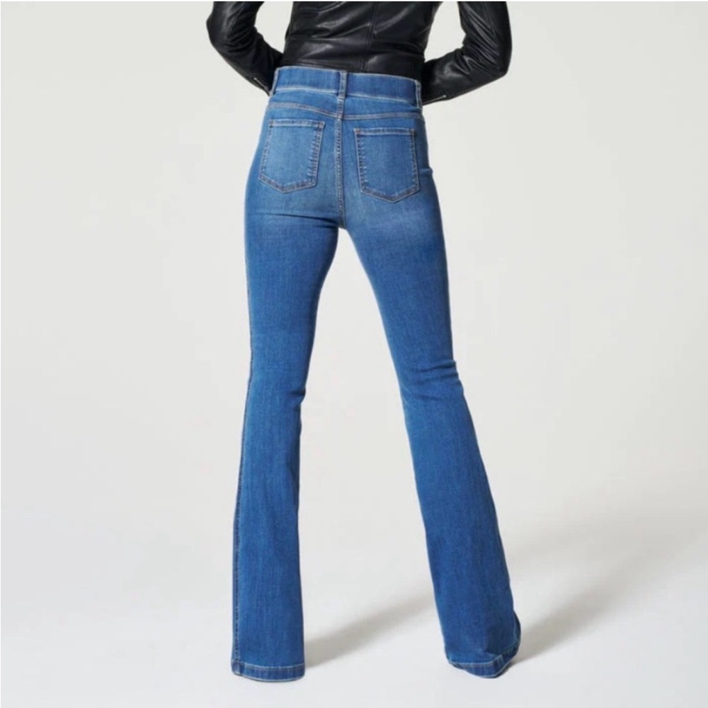 SPANX Flare Jean Vintage Indigo
SIZE LARGE